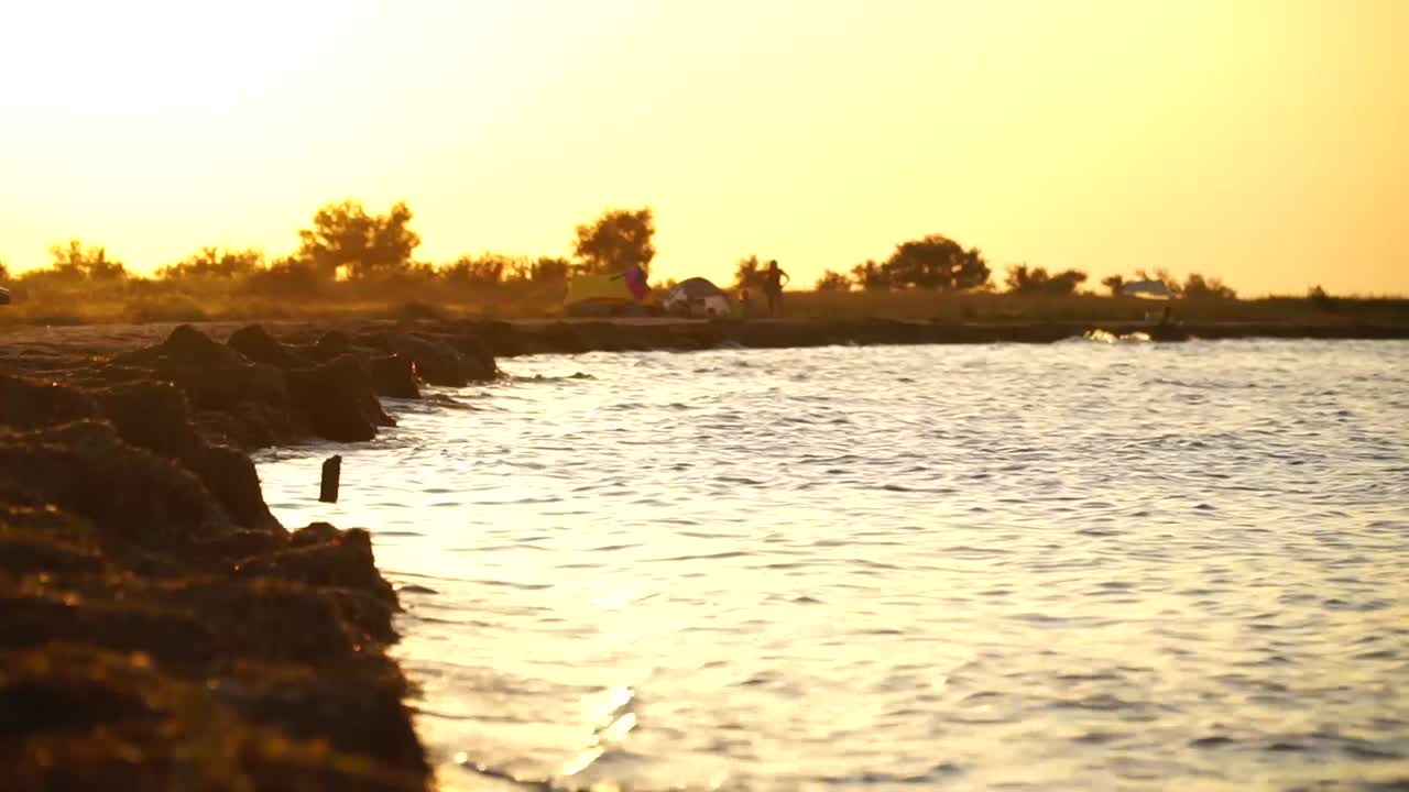 puesta de sol naranja en la orilla del mar