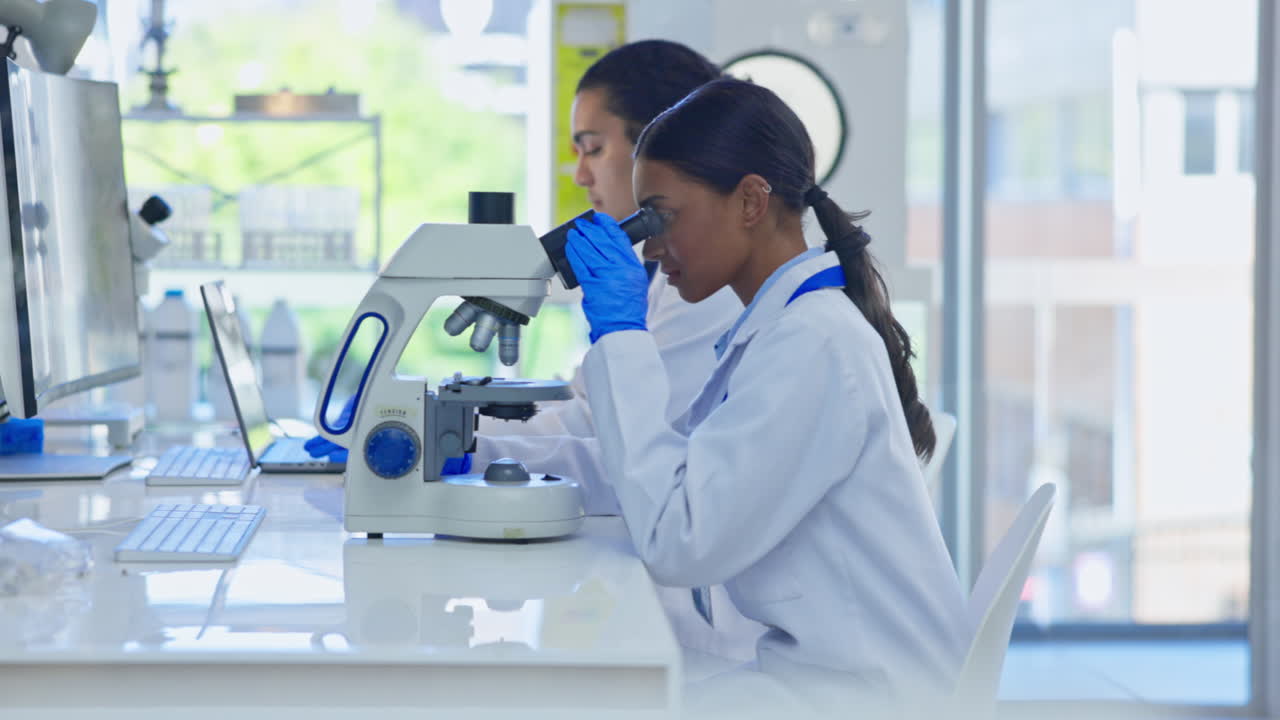 laboratorio, ciencia y mujer para el microscopio
