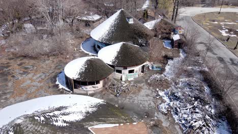 Abandoned-zoo-on-Belle-Isle,-Detroit,-Michigan-USA,-aerial-view