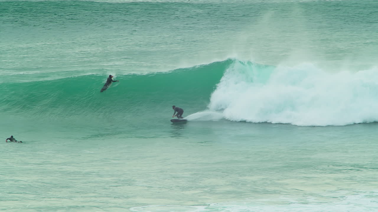 surfista montando olas en el océano en chapel porth, cornualles, reino unido - cámara lenta