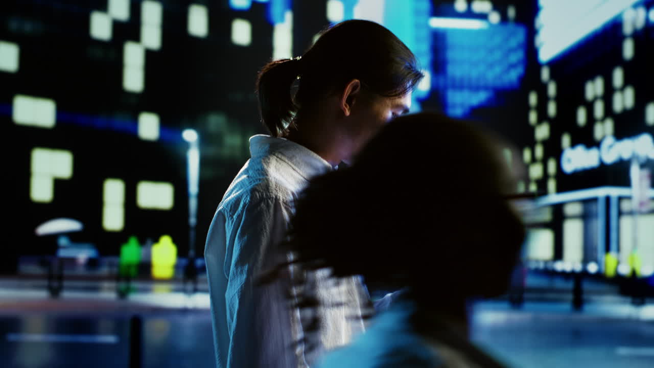 온라인 쇼핑을 하는 남자, 밤에  ⁇ 는 남자