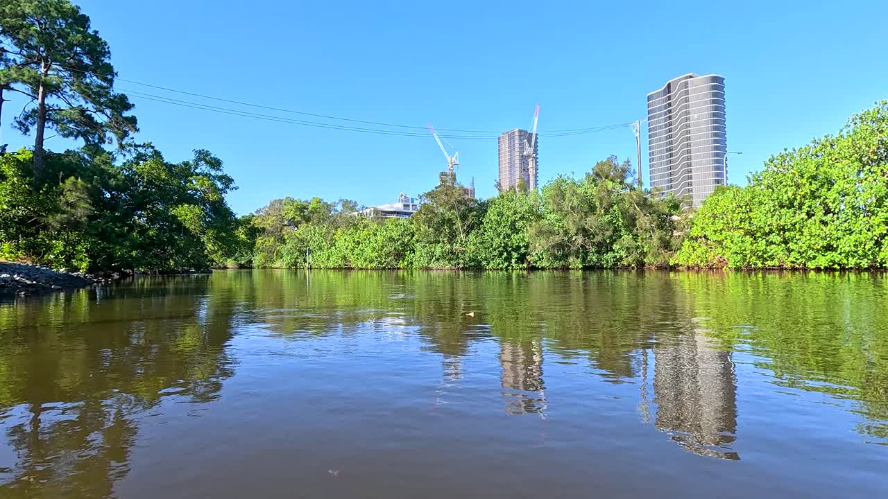 골드 코스트 수로를 가로지르는 경치 좋은 보트 여행