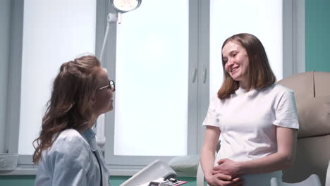 gynecologist informs to her pregnant pacient of the results of the ultrasound 2