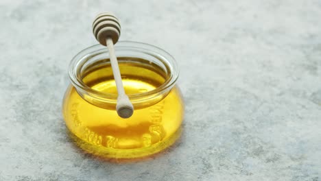 Glass-bowl-of-honey-on-table