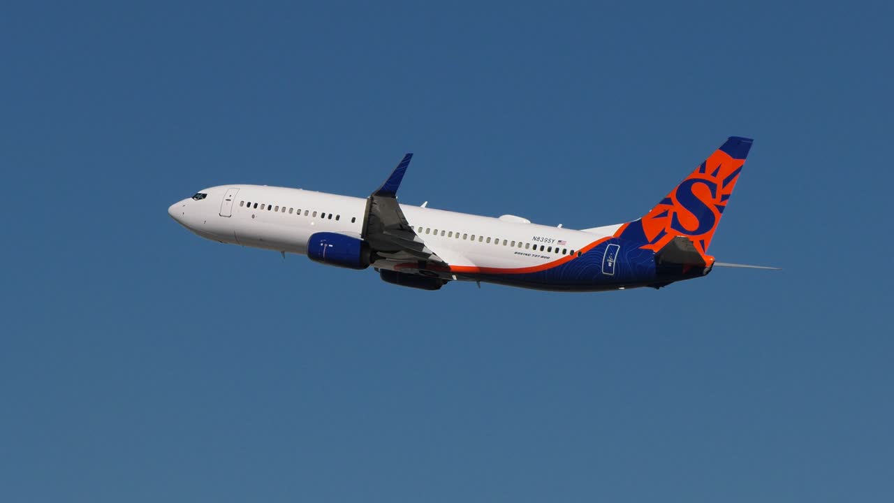 avión de pasajeros despega del aeropuerto