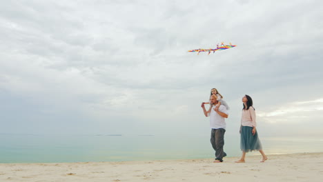 Joven-Familia-Amigable-Jugando-Con-Su-Hija-Volar-Una-Cometa-01