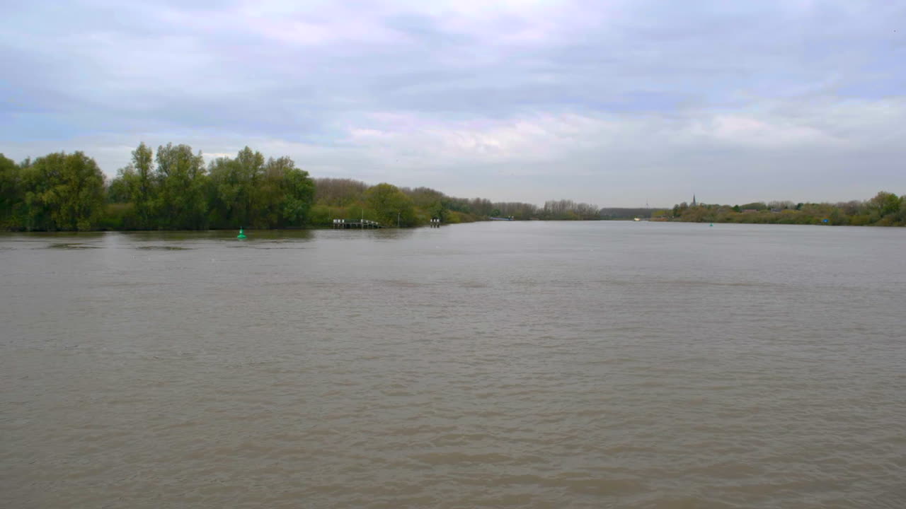 Time-lapse af både og en lille færgeforbindelse på Schelde-floden i St