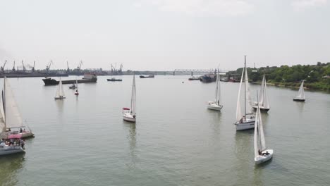 escena fluvial con veleros y barcos