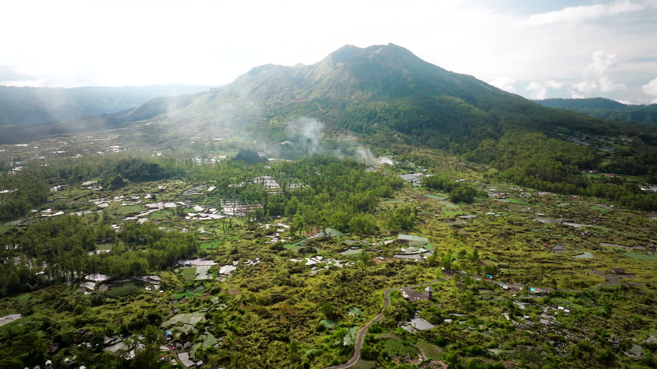 aldeas en las laderas de las colinas cerca de los campos de lava del monte batur sobre kintamani, bali, indonesia