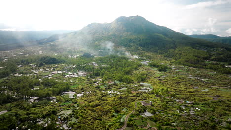 Pueblos-En-Las-Laderas-Cerca-De-Los-Campos-De-Lava-Del-Monte-Batur-Sobre-Kintamani,-Bali,-Indonesia