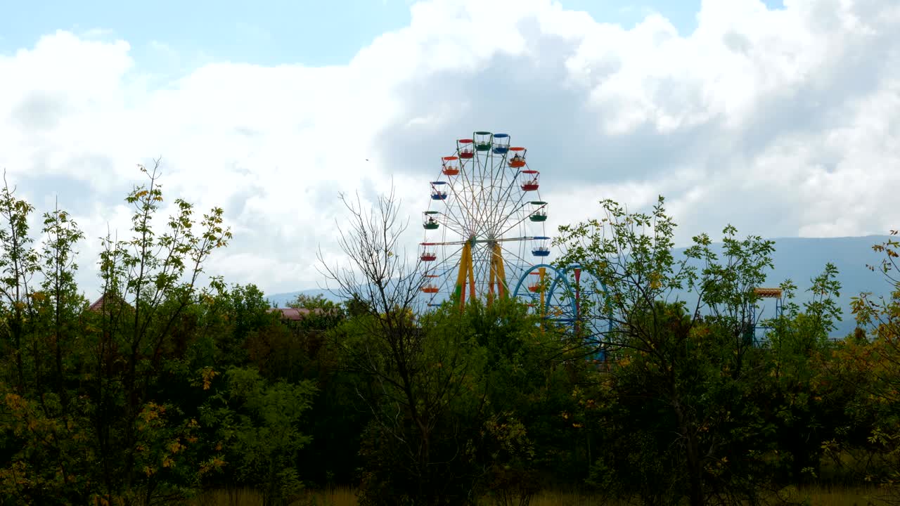 la colorida rueda de ferris en un parque de atracciones.