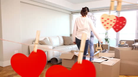 pareja mudándose a su nueva casa para el día de san valentín