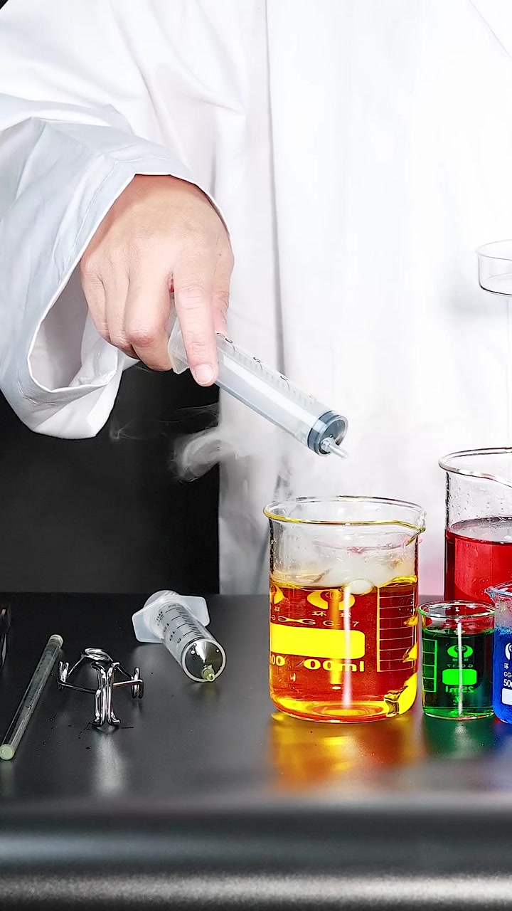 Scienziato che conduce un esperimento con liquidi colorati.