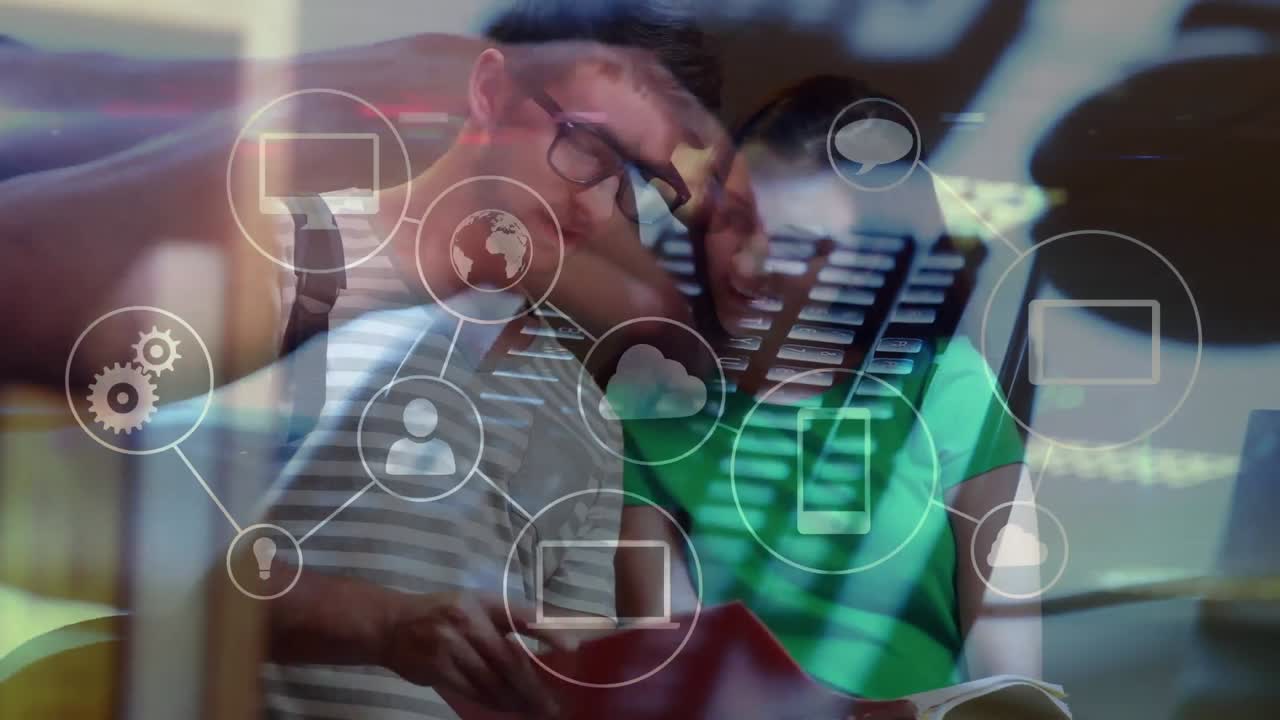 animación de la red de conexiones con iconos y persona escribiendo en el teclado de la computadora sobre los estudiantes