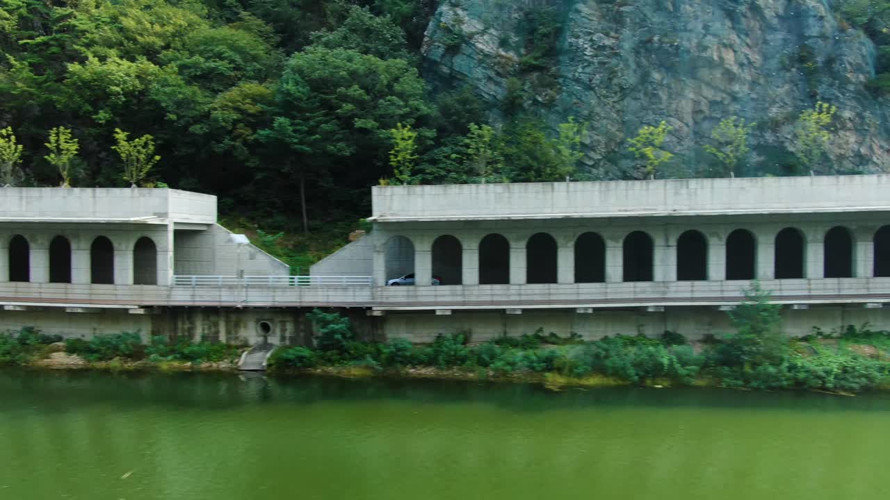 강변의 작은 터널