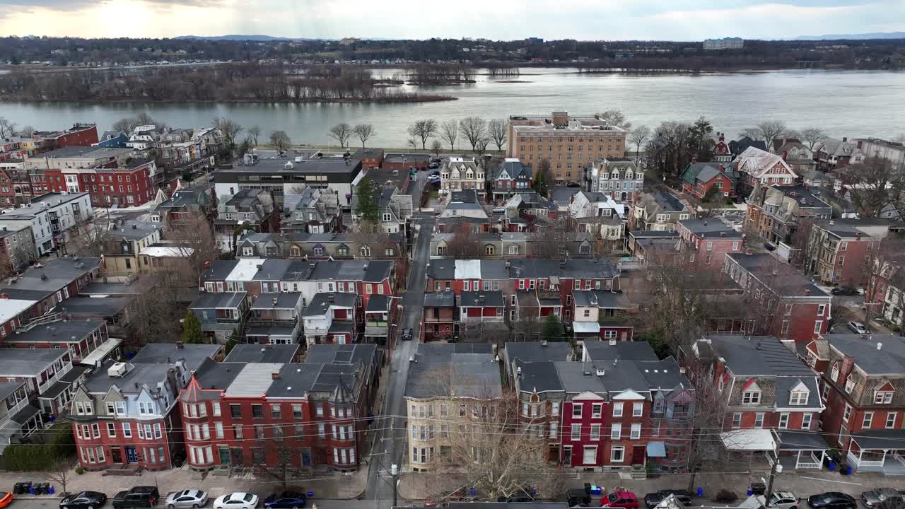 tiro de camión aéreo alto de casas en harrisburg, pennsylvania con el río susquehanna en segundo plano