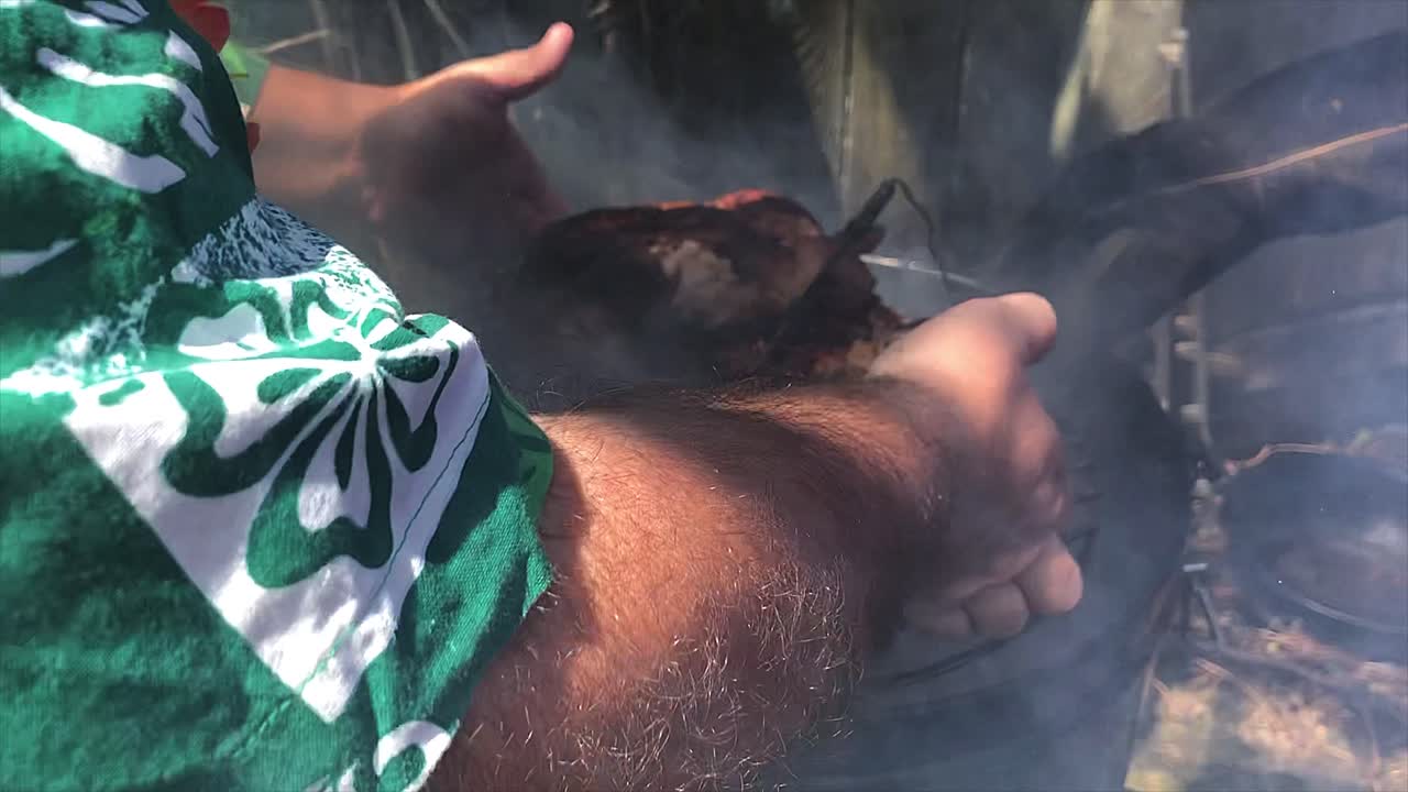 pollo cocinado en un fumador de balas