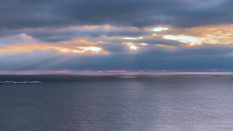 calma costa de invierno en noruega, capturado en movimiento lento suave y claridad 4k