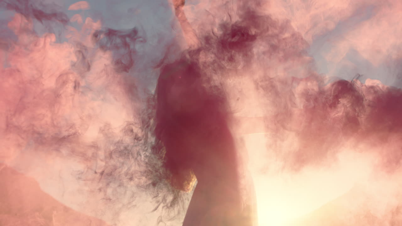 hermosa mujer agitando granada de humo rosa bailando en la playa al amanecer celebrando la libertad creativa con un movimiento de baile lúdico