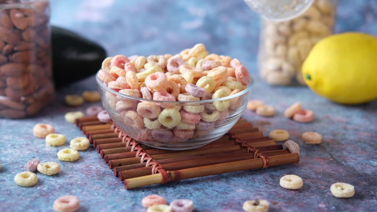 다채로운 반지 곡물과 우유