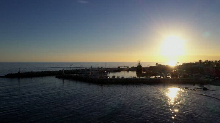 Tomada aérea de um pequeno porto de pesca durante a hora mágica.