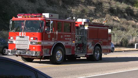 Camión-De-Bomberos-Llega-A-La-Escena