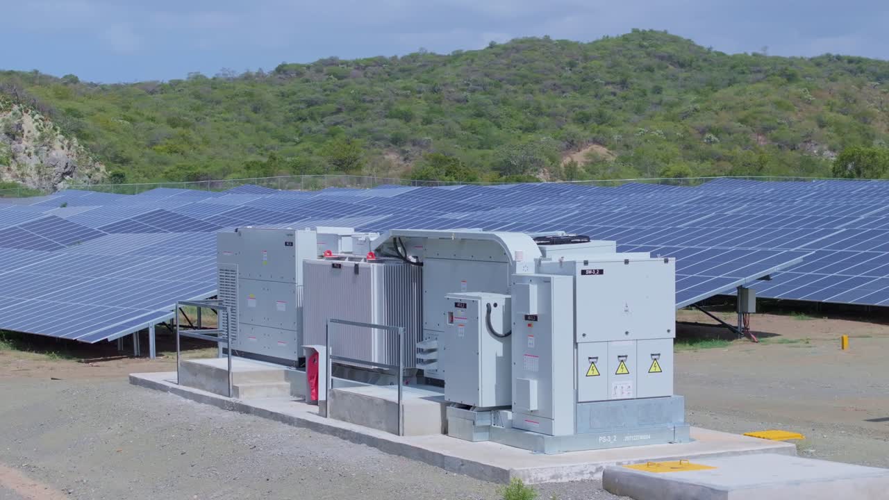 órbita aérea alrededor del generador en un gran parque solar producción de energía renovable