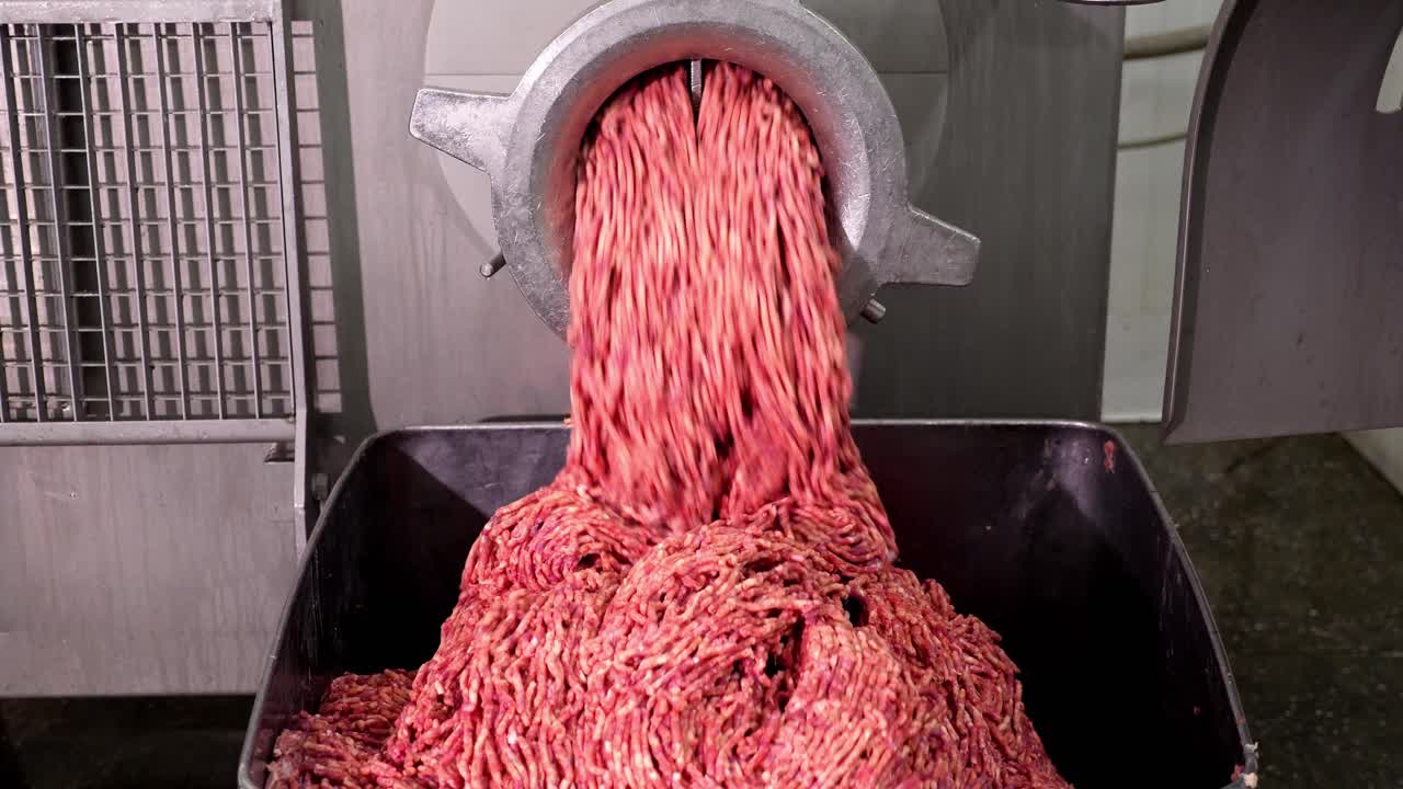 macinatore di carne in azione