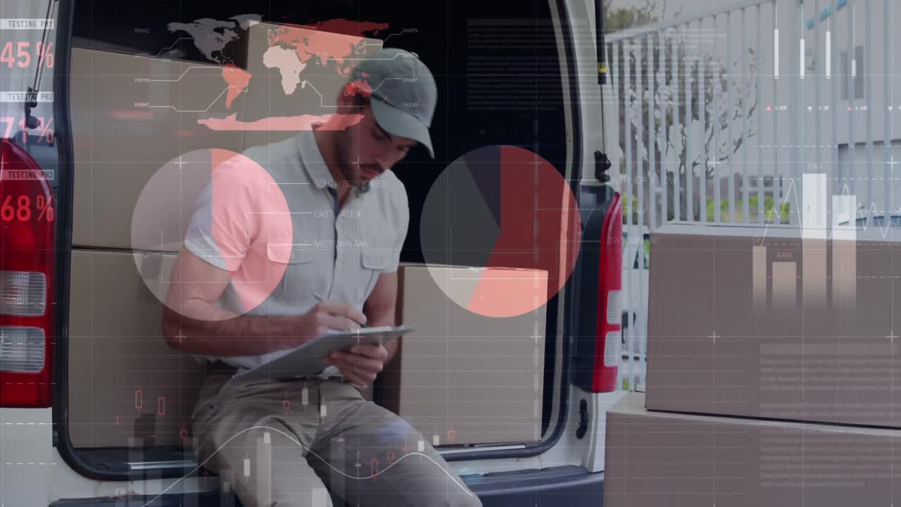 procesamiento de datos estadísticos contra el repartidor caucásico escribiendo en el clipboard y sonriendo