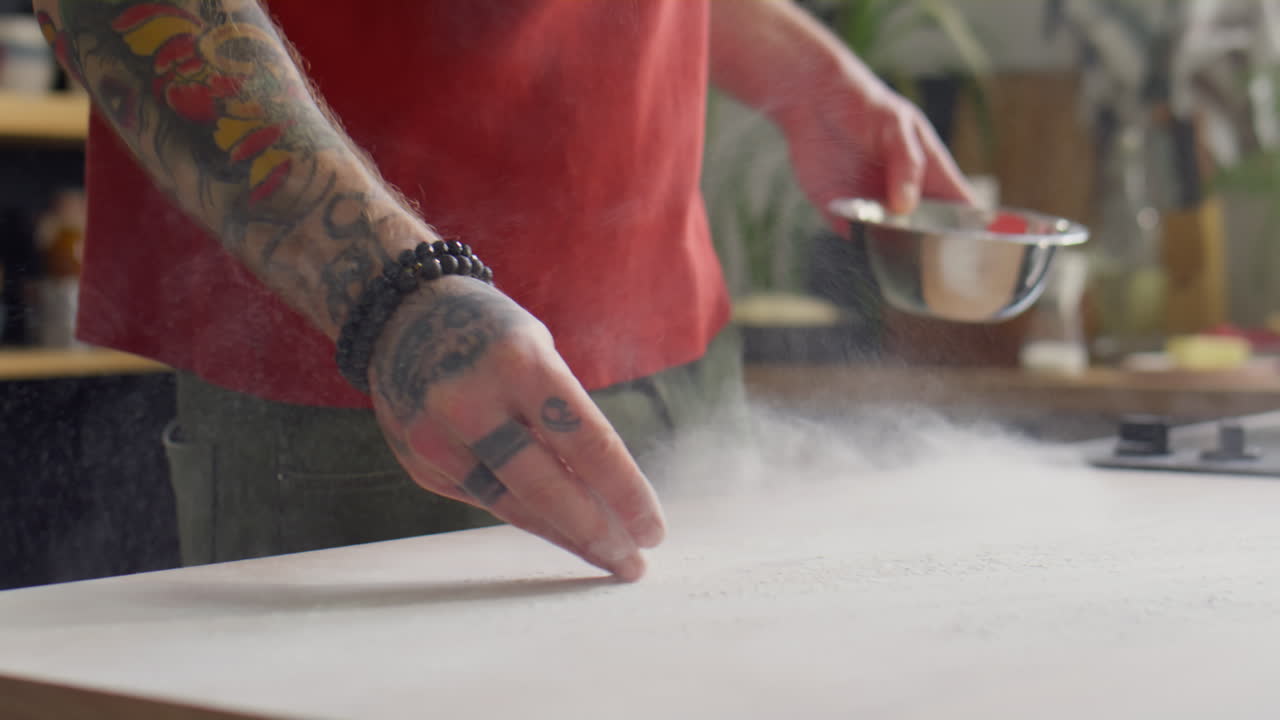 Chef che infarina il tavolo