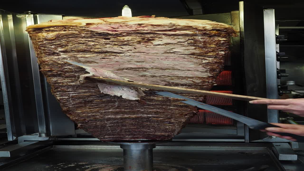 회전하는 스핀들 위에 있는 샤워마의 클로즈업