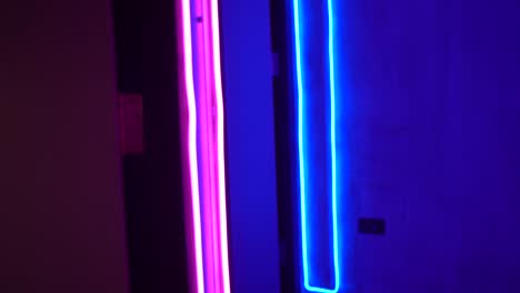 luz de borde de neón azul y rosa a lo largo de la pared interior del club nocturno y el borde de la puerta