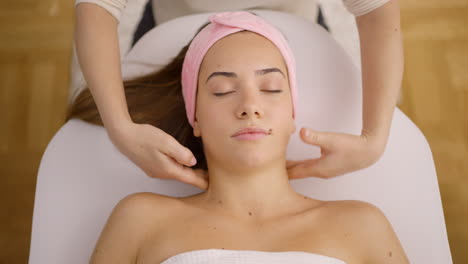 mulher recebendo uma massagem relaxante em um spa