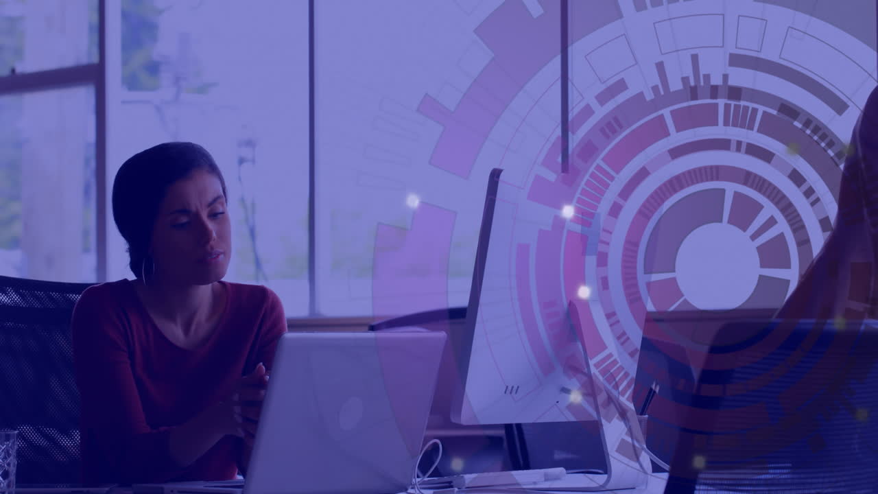 animación de círculos de carga, mujer biracial pensativa trabajando en una computadora portátil y mirando el teléfono celular