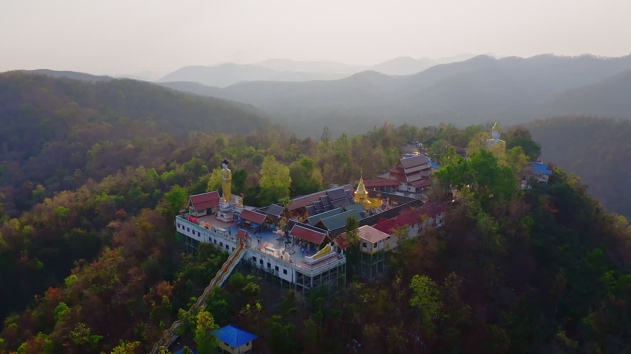 wat phra que el complejo del templo budista doi kham en las montañas de tailandia