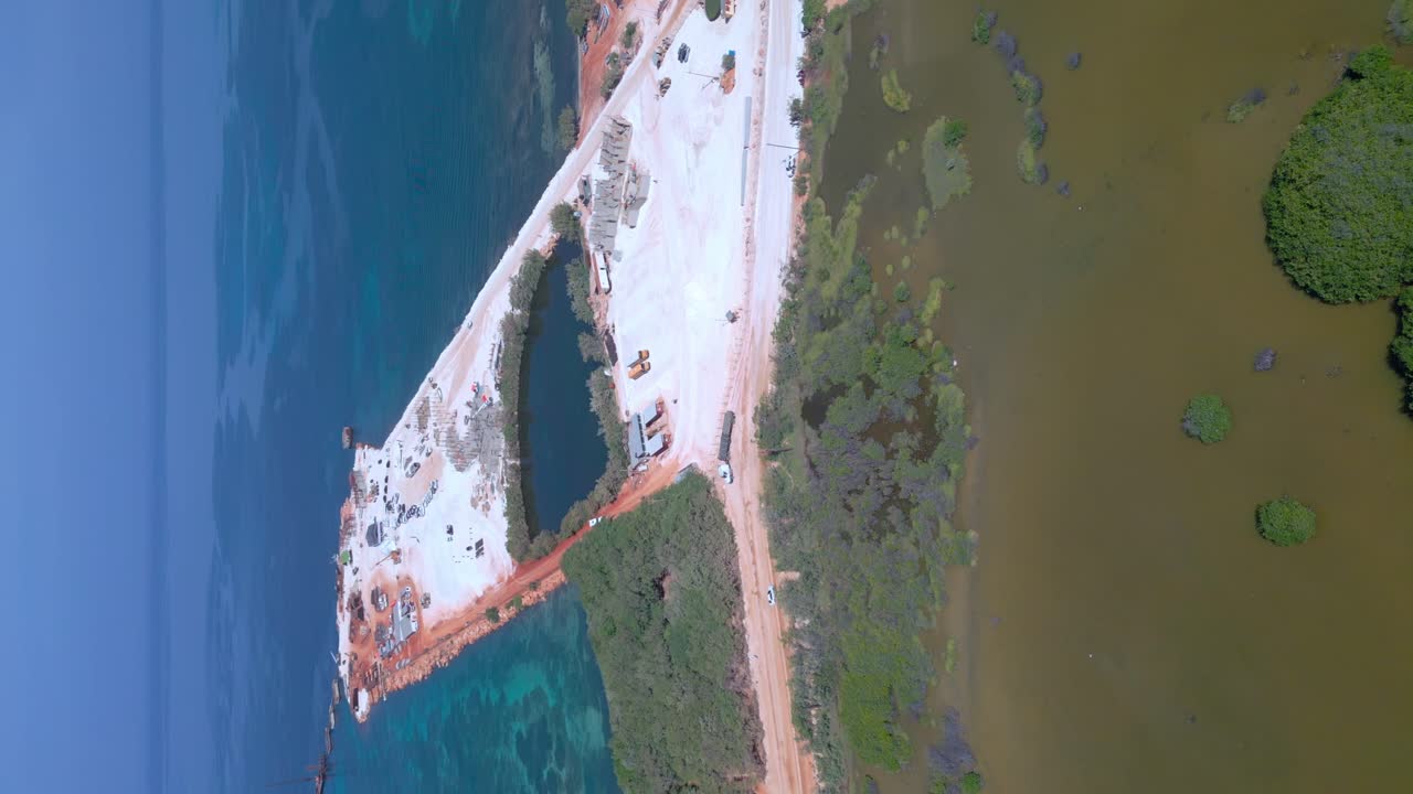 파란 카리브 해를 배경으로 건설 현장에서 카보 로조 항구의 수직 드론