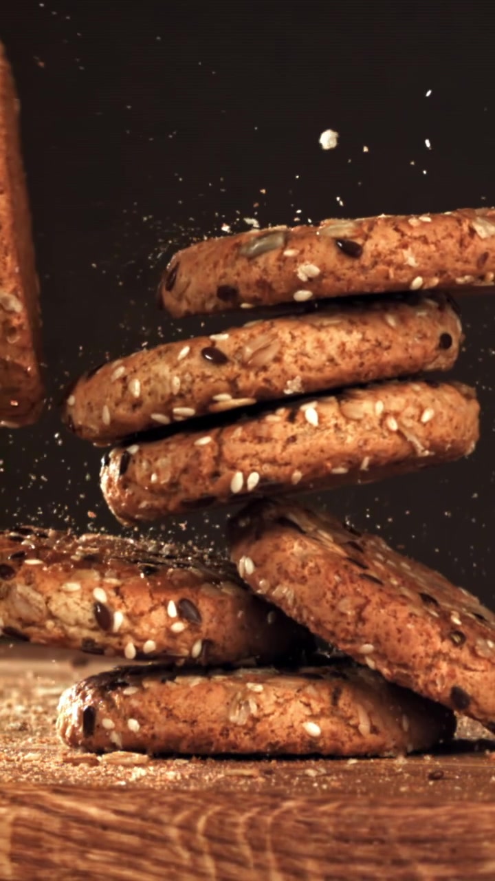 Deliziosi biscotti ai semi che cadono e si impilano su una superficie di legno