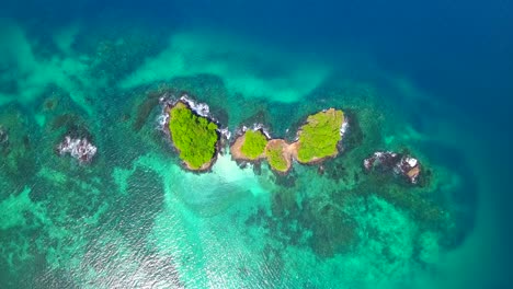 Mirando-Hacia-Abajo-A-Tres-Pequeñas-Islas-Tropicales-En-Centroamérica-Con-Aguas-Turquesas-Increíblemente-Claras-En-Un-Día-Perfecto-En-El-Paraíso.