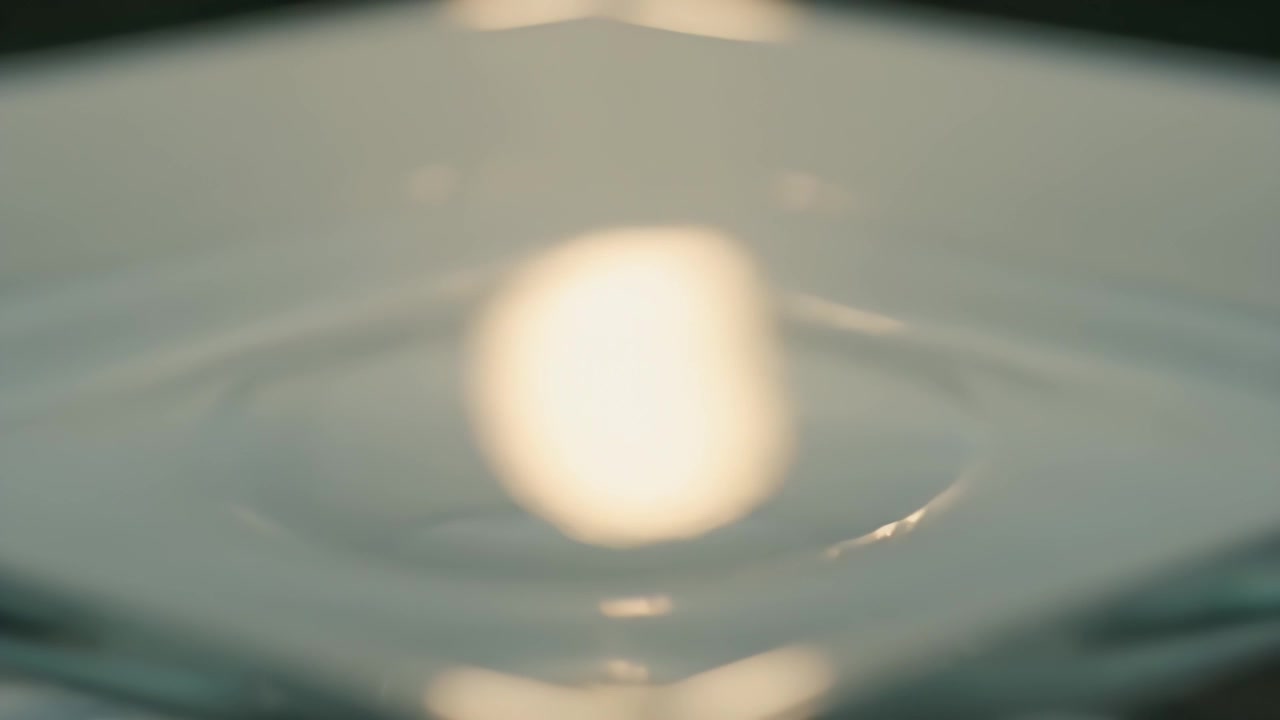 Nahaufnahme von konzentrischen Wellen auf einer ruhigen Wasseroberfläche
