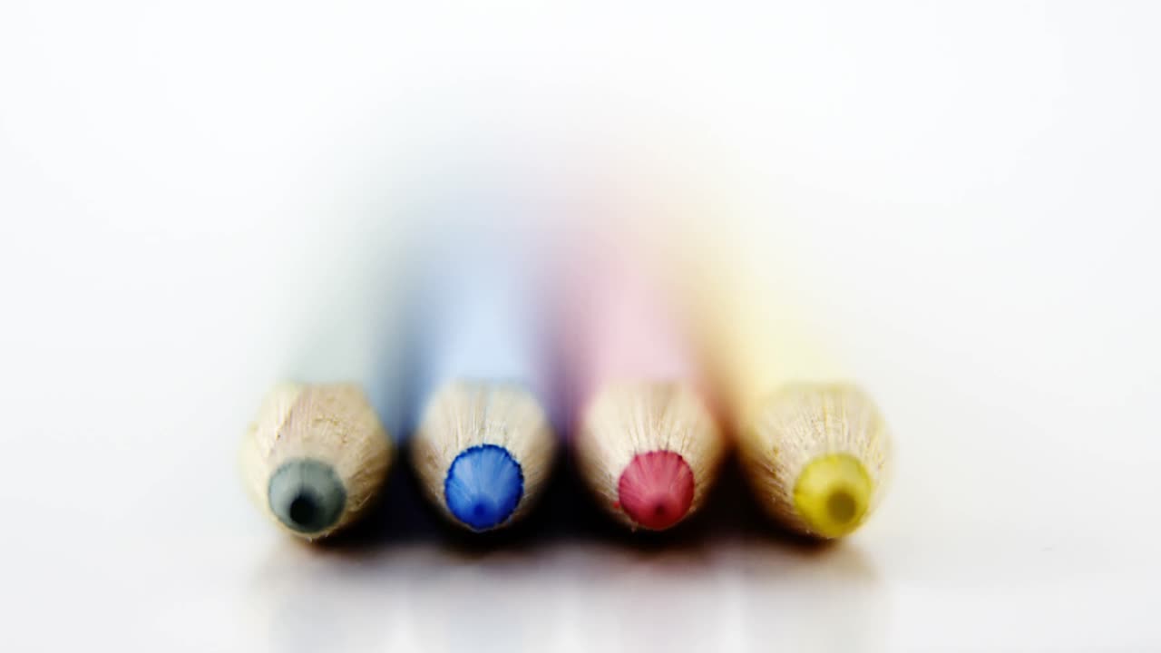 한 줄로 배열 된 컬러 연필