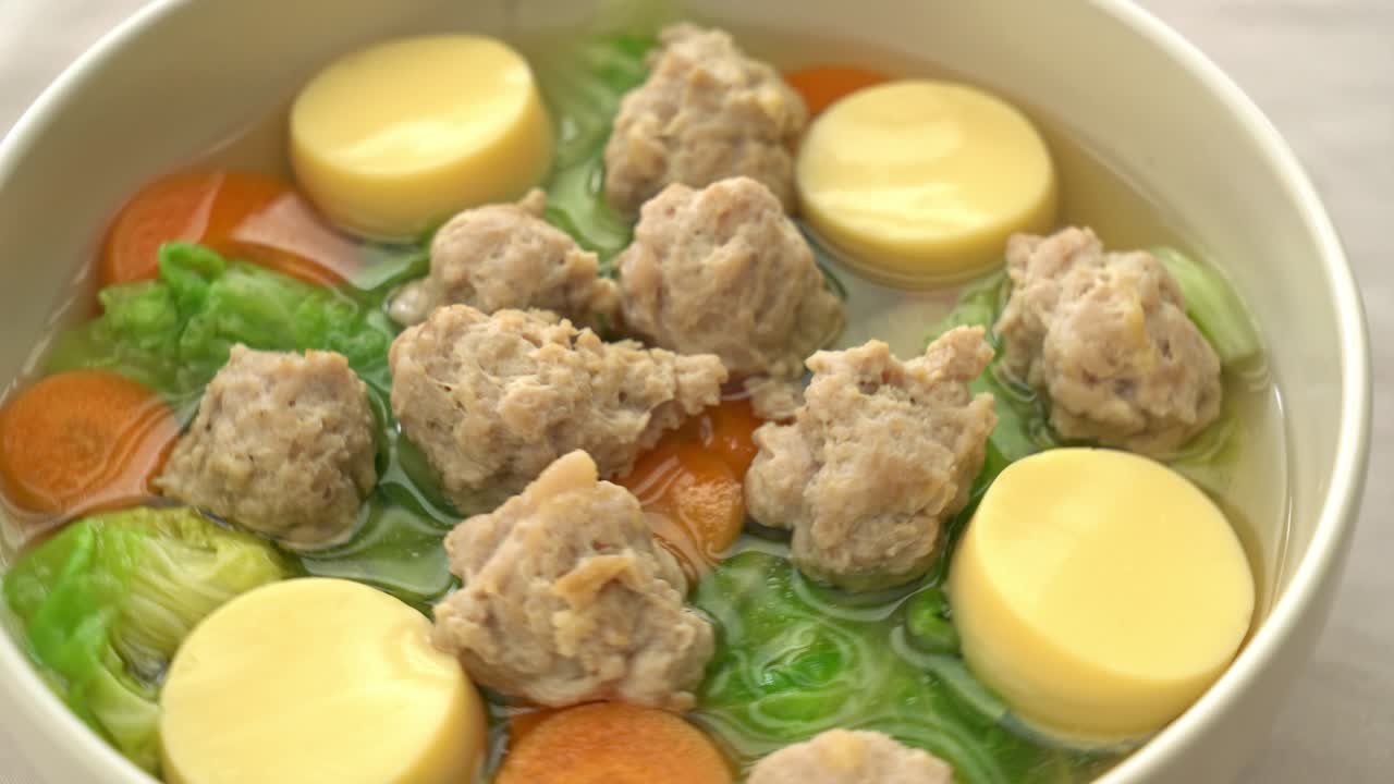 두부와 다진 돼지 고기를 곁들인 수제 양배추 수프