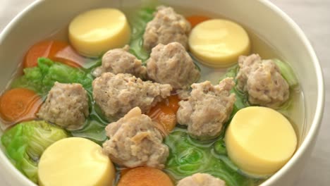 sopa de repollo casera con tofu y tazón de carne de cerdo picada