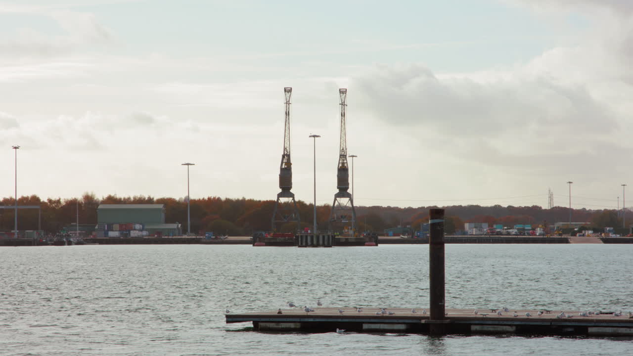 grúas en el puerto al sol de la tarde