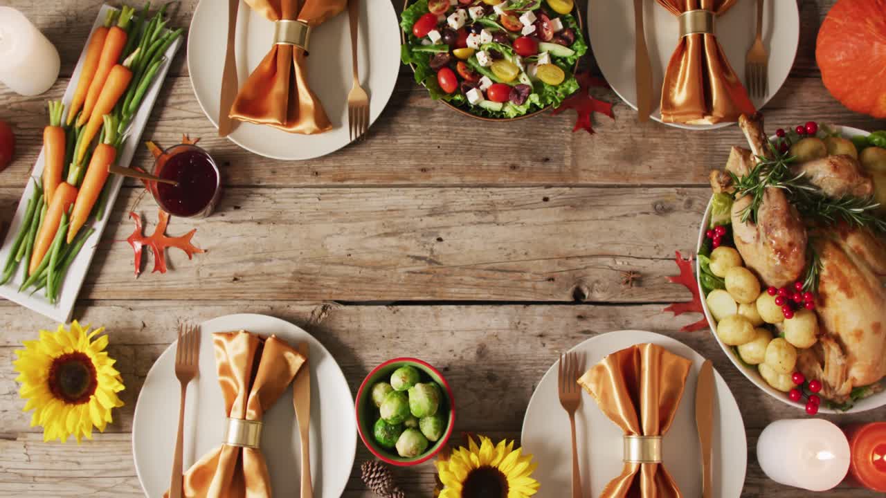 video de marco hecho de diversos platos y decoración de otoño en superficie de madera