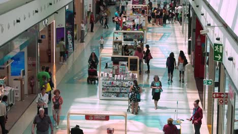 people crowd looking for sales in vasco da gama shopping center mall.