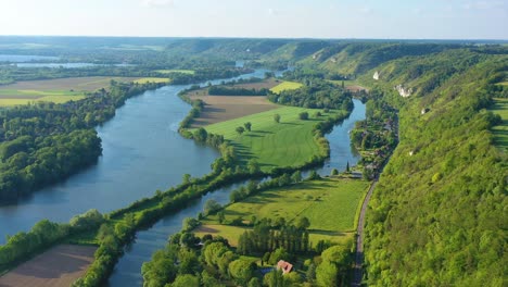 Sehr-Gute-Luftaufnahme-Hoch-über-Dem-Seine-Tal-Bei-Les-Andelys-Frankreich-1