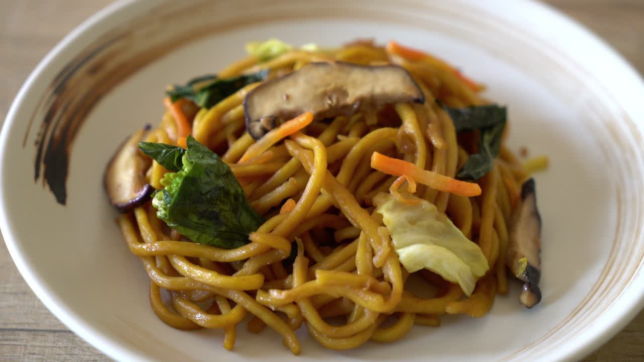 fideos yakisoba salteados con vegetales