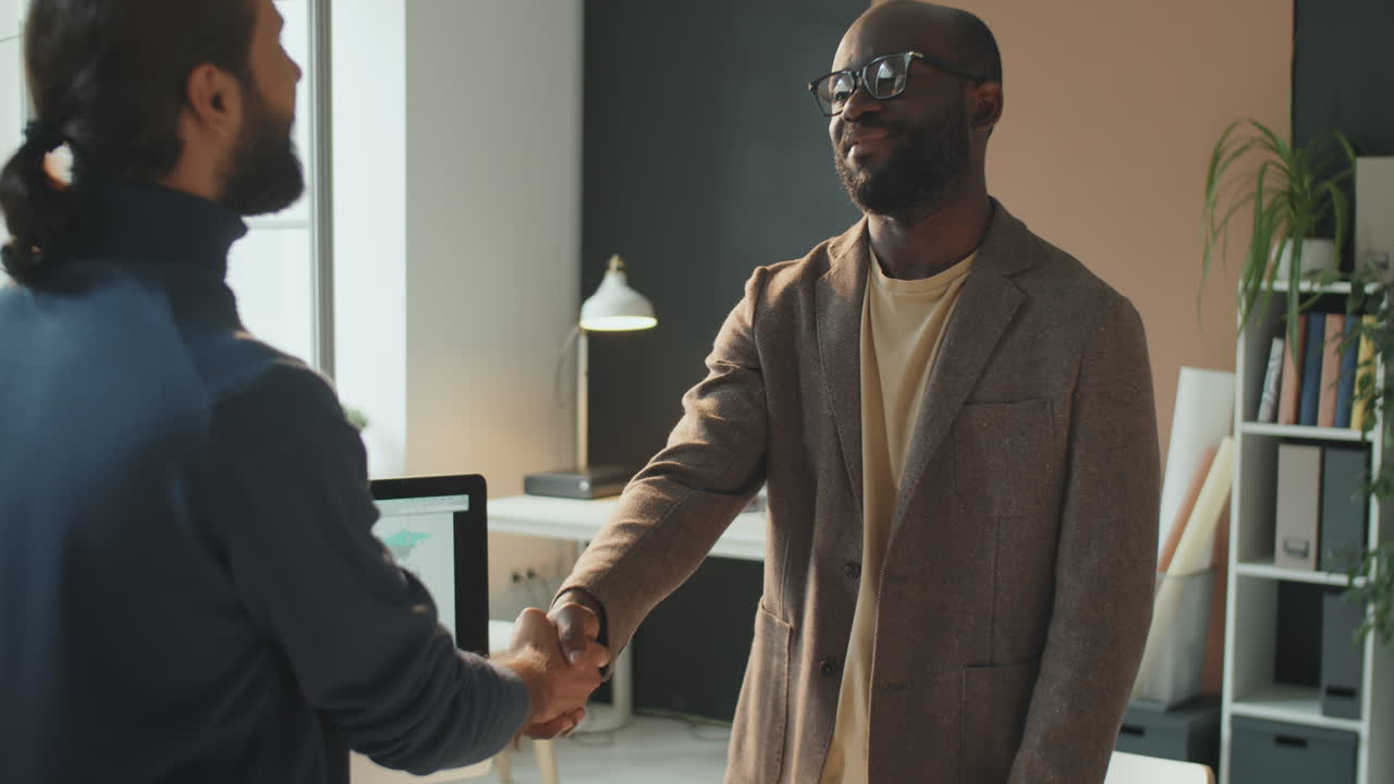 gerentes haciendo un apretón de manos
