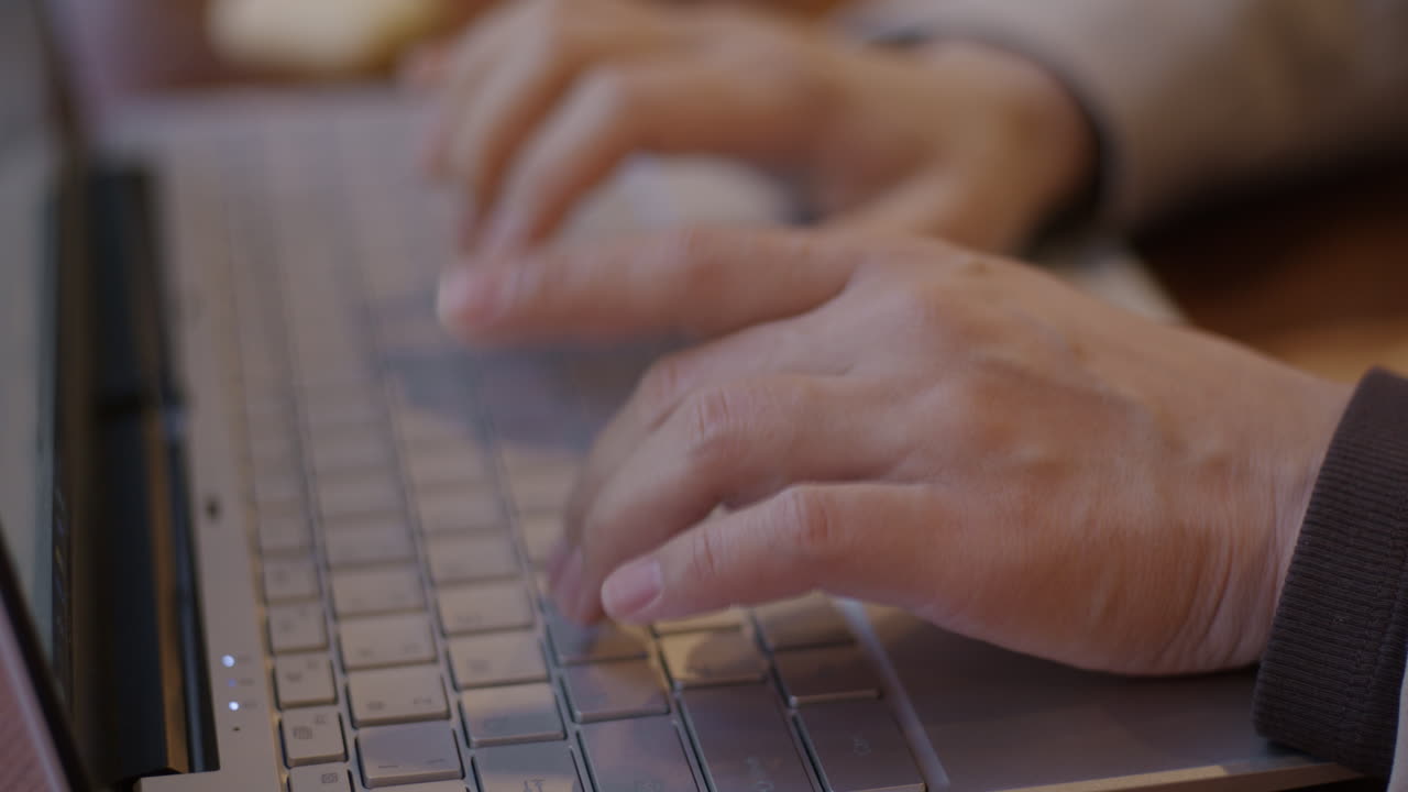 человек печатает на ноутбуке