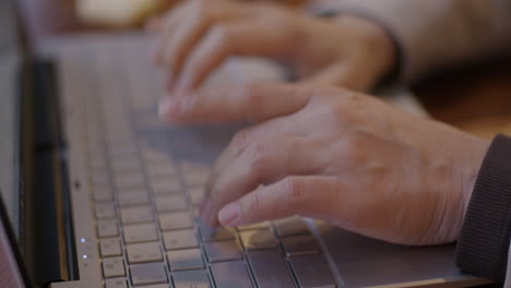 persona escribiendo en una computadora portátil